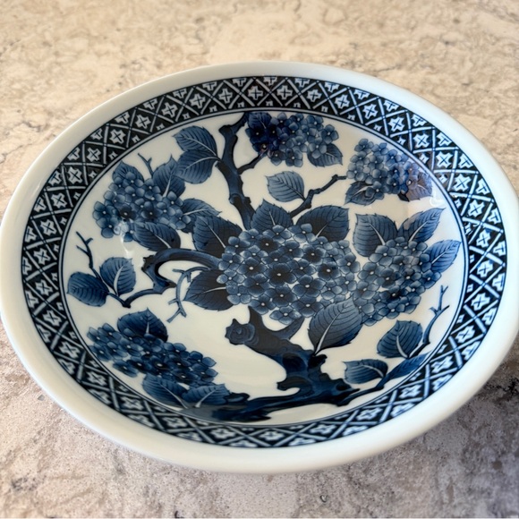 Set of 2 Japanese Blue White Floral Bowls - Picture 2 of 7